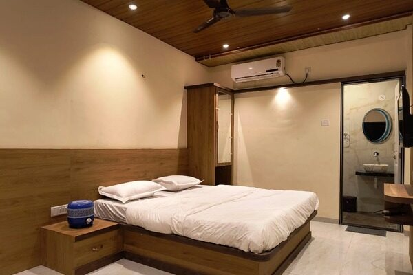 Executive 3 Bed Room preeti hotel